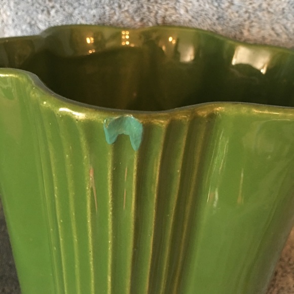SHAWNEE Green Ceramic Vase w/ Wavy/Ruffle Rim - Picture 5 of 7